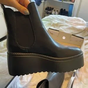 Sale!! Nine West☆ Henrita Platform Bootieブーティー Nine West Women's Henrita Chelsea Platform Booties - Macy's